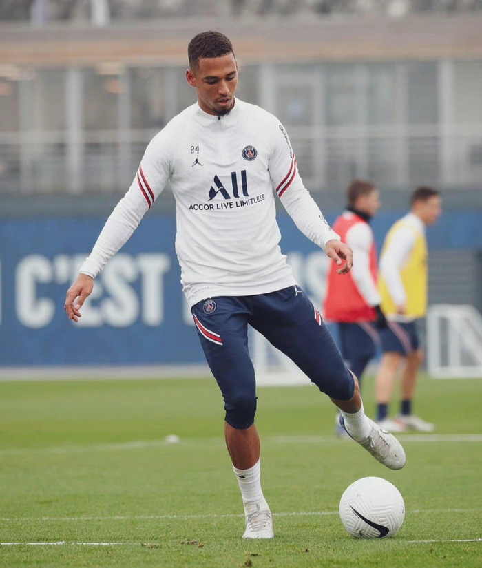 赛后门兴格拉德巴赫备战法国杯，官宣签约细节曝光，压力陡增，身体对抗强度拉满的简单介绍